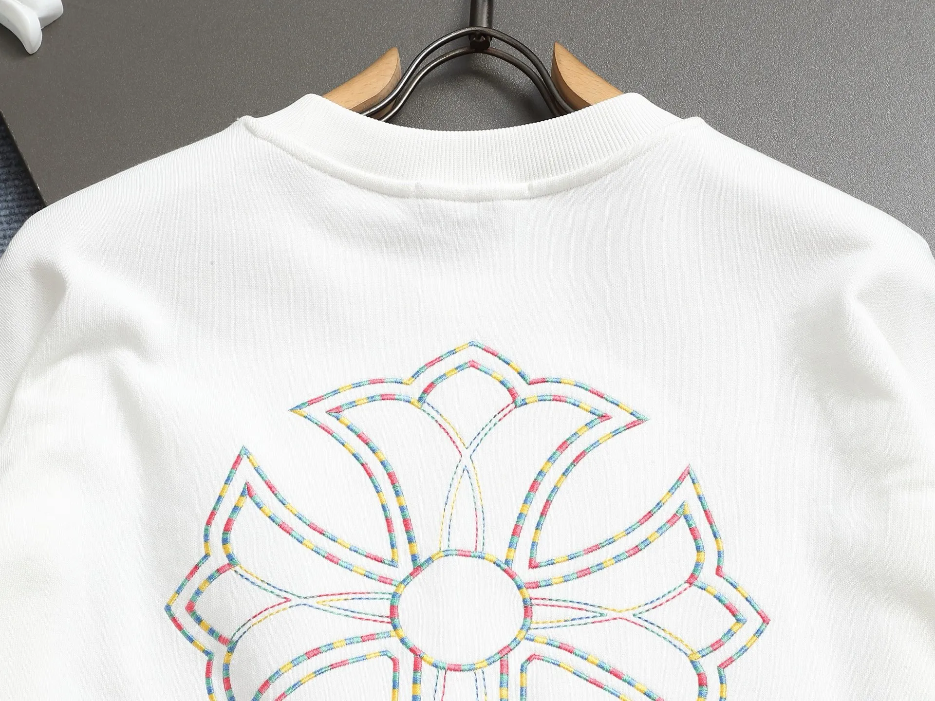 P250 Chrome hearts ch Chrome hearts cross horseshoe LOGO round-neck sweatshirt with thousands of needle embroidery crafts. Large version. Loose and stylish. The difference is the low version, the slim version, the upper body and the crotch. 100% commitment: top quality, not fast food. The highest version on the market. Top quality, 450 grams. 26 custom-dyed double yarn cotton, the same style for men and women, complete with three standards. Color: Black White Size: SMLXL